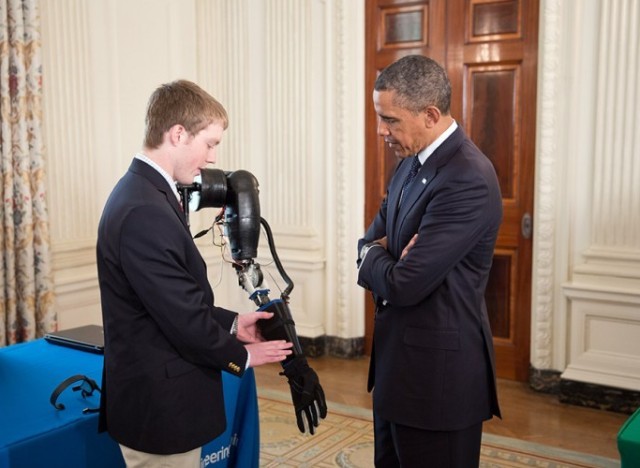 Easton Lachapelle montrant son bras en 3D à Barack Obama